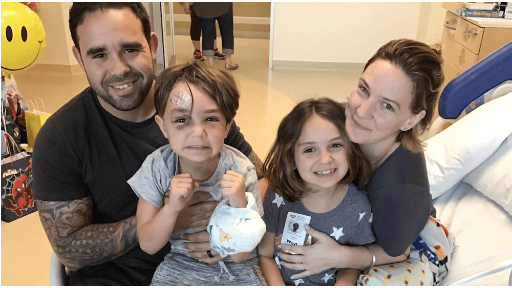 Frankie y su familia después de su cirugía de lesión cerebral