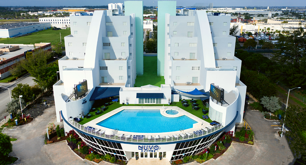 Vista de la piscina del hotel