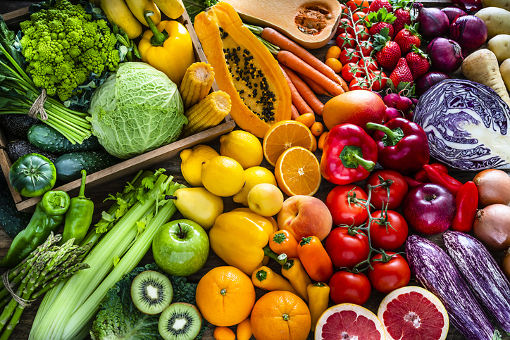 Las frutas y verduras vienen en diferentes colores.
