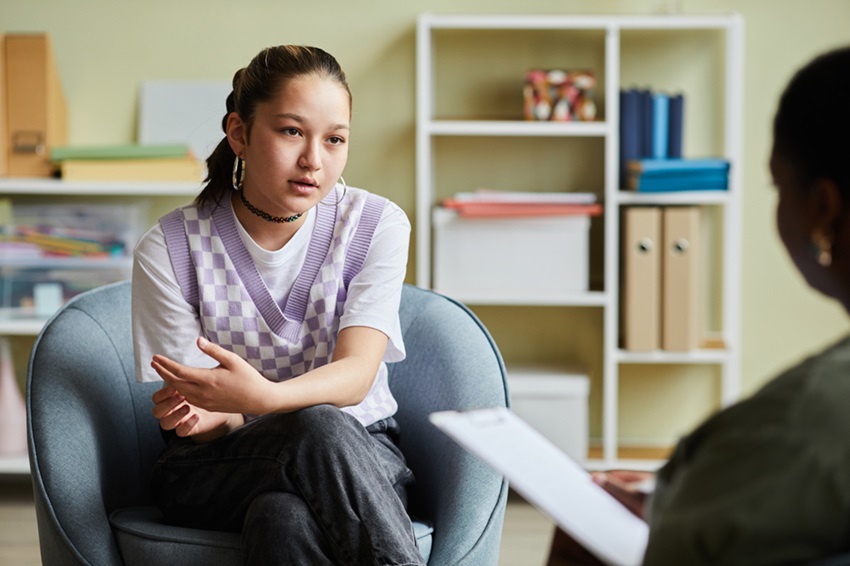 Adolescente hablando con terapeuta