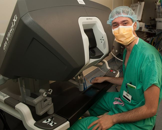 El Dr. Fuad Alkhoury, cirujano pediátrico y miembro del personal médico de Nicklaus Children’s Hospital, posa con el sistema quirúrgico da Vinci® Xi™
