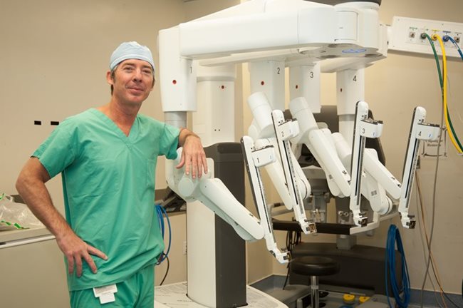 El Dr. Rafael Gosalbez, urólogo pediátrico y Director de la División de Urología Pediátrica de Nicklaus Children’s Hospital, posa con el sistema quirúrgico da Vinci® Xi™