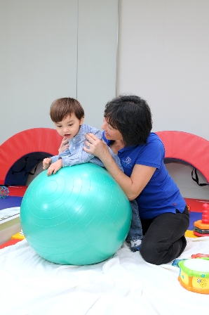 ​Elizabeth Tubbs, Physical Therapist, and two-year-old Mason Maercks during a rehabilitation session at MCH Midtown Outpatient Center.
