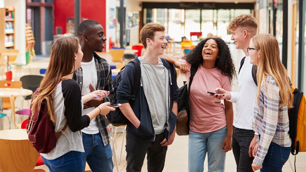 grupo de adolescentes conversando.