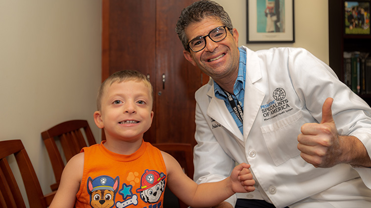EL Dr. Perlyn y un niño paciente de la clínica.