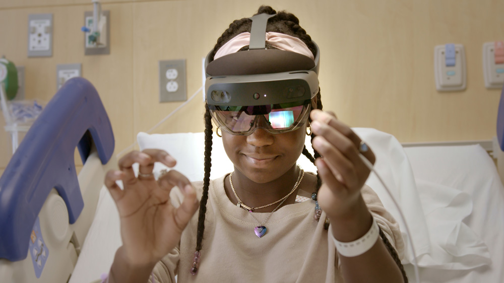 Rosemaylee wearing a headset to see her 3d heart model