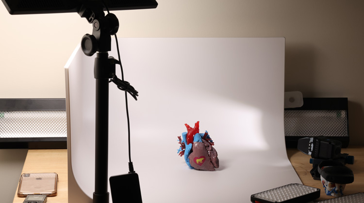 Corazón impreso en 3d en un estudio de fotografía