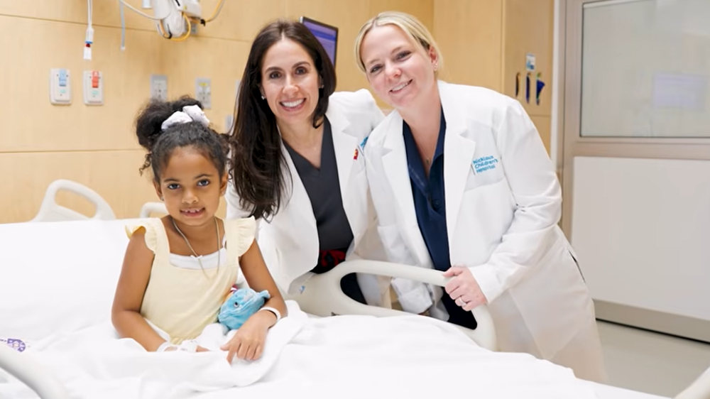 mamá abrazando a su hijo activo.