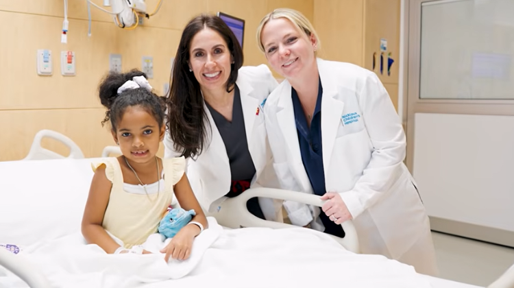 mamá abrazando a su hijo activo.