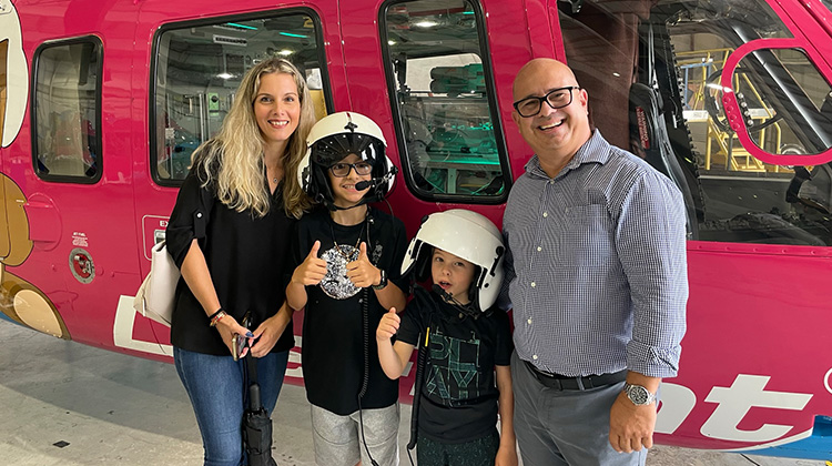 La familia Menocal hace un recorrido del helicóptero de Life Flight.