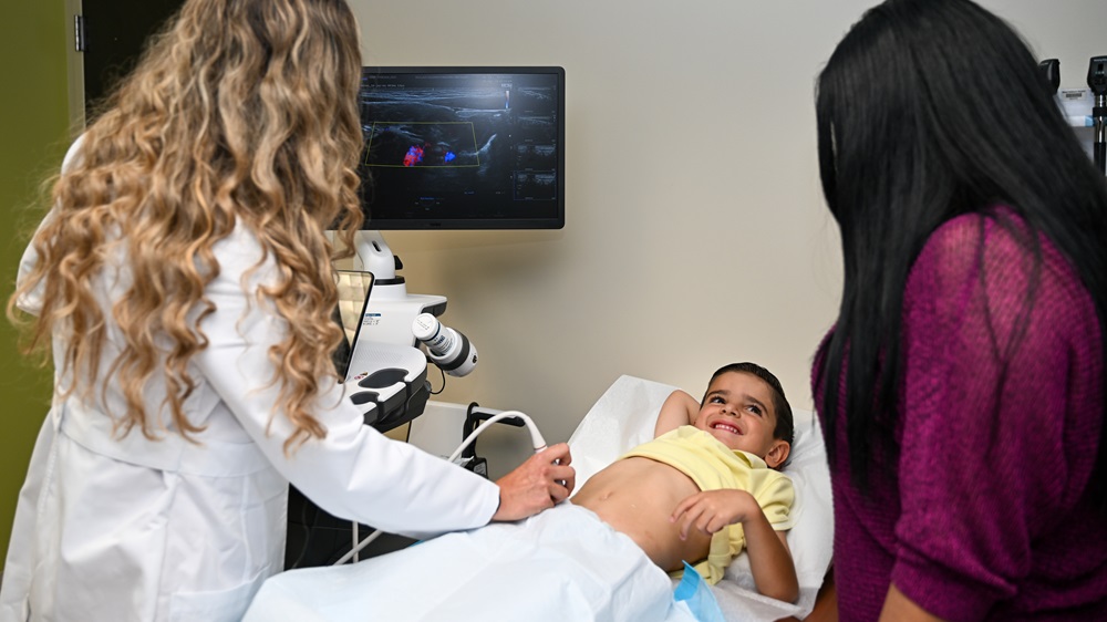 El Dr. Felipez realizando una ecografía intestinal en un paciente joven.