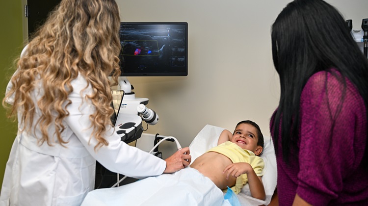 El Dr. Felipez realizando una ecografía intestinal en un paciente joven.
