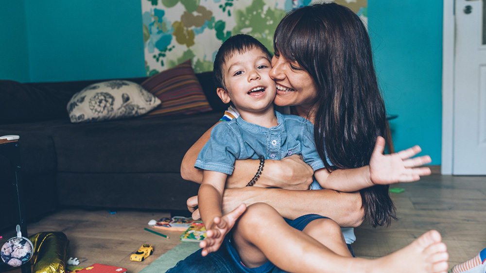 mamá abrazando a su hijo activo