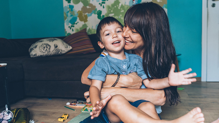 mamá abrazando a su hijo activo