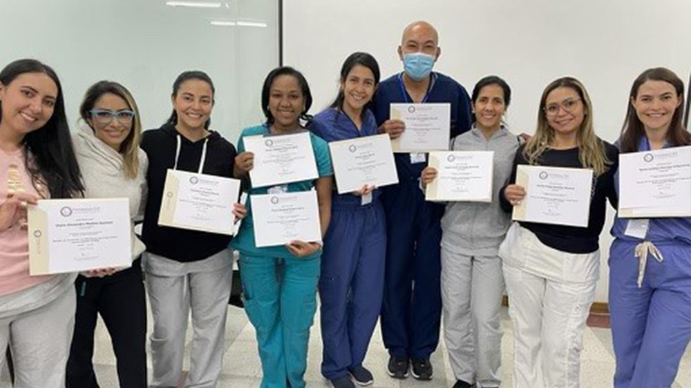 grupo de médicos con diplomas en la mano.