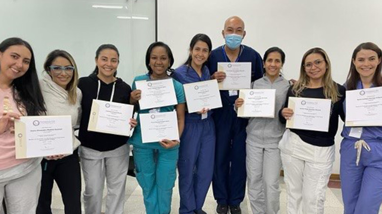 grupo de médicos con diplomas en la mano.