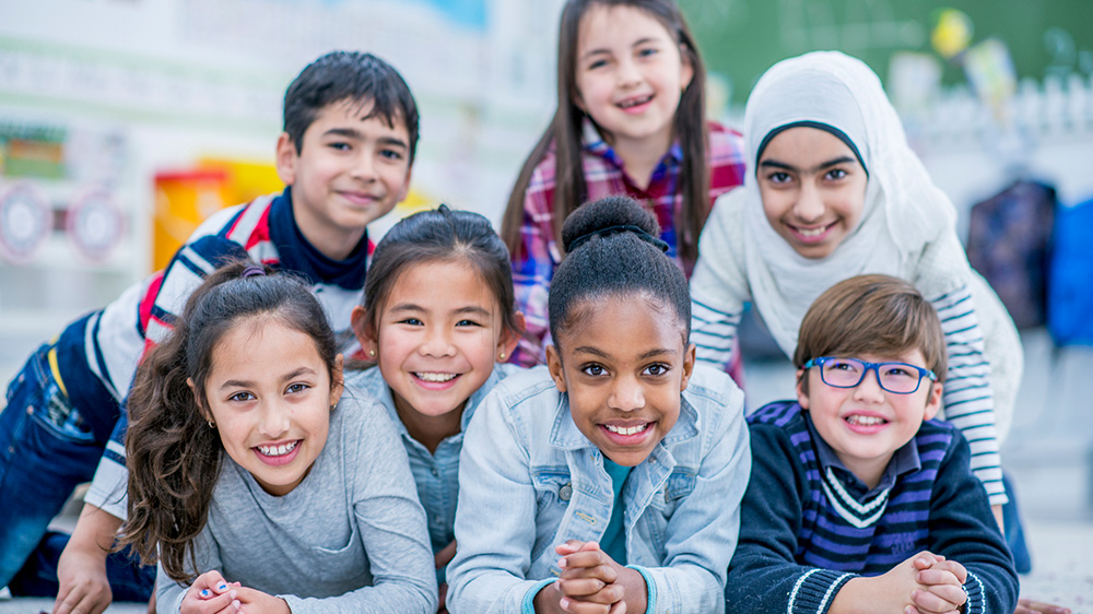 niños y niñas de diversas etnicidades.