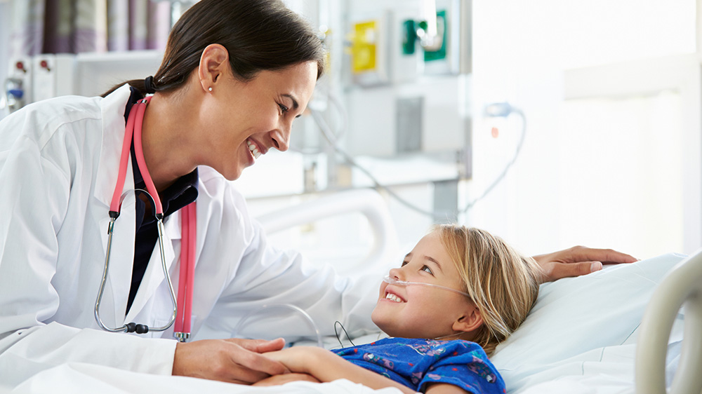 doctora atendiendo una niña hospitalizada