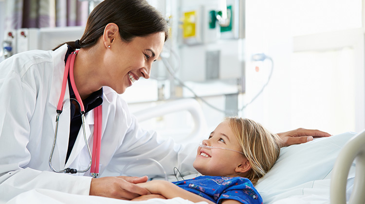 doctora atendiendo una niña hospitalizada