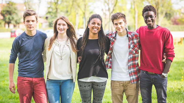 grupo de chicos y chicas adolescentes.