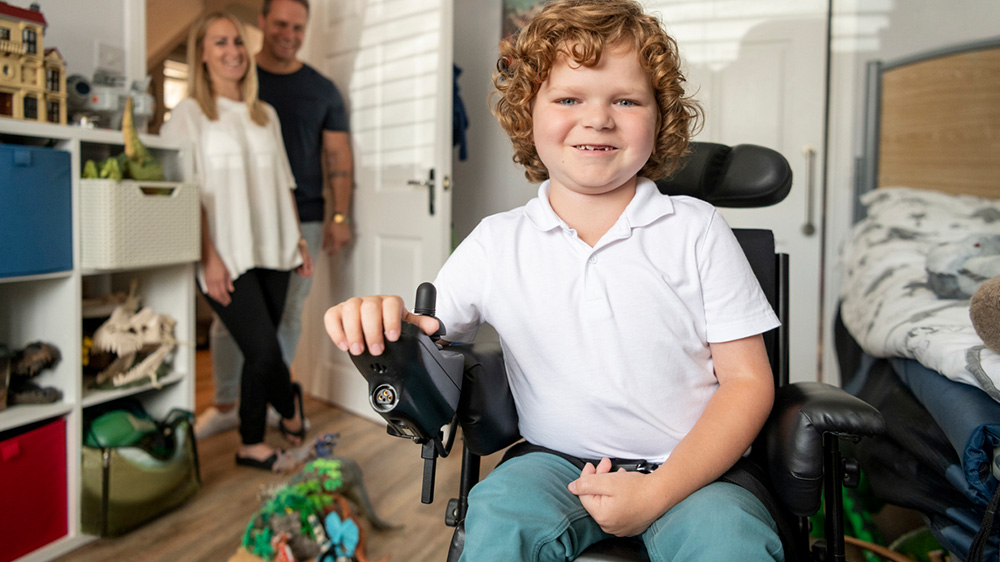 niño en silla de ruedas motorizada