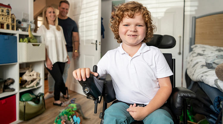niño en silla de ruedas motorizada