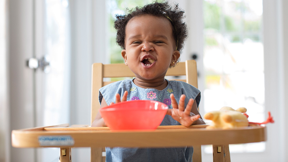 niña pequeña comiendo