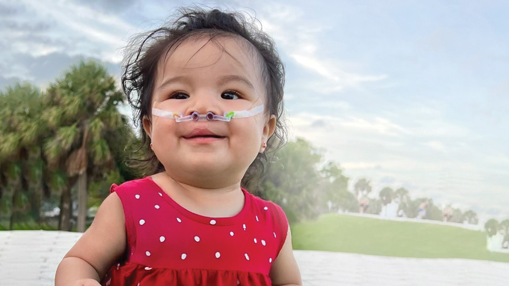 la paciente Keily sonriendo.