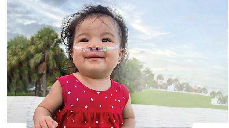 la paciente Keily sonriendo.