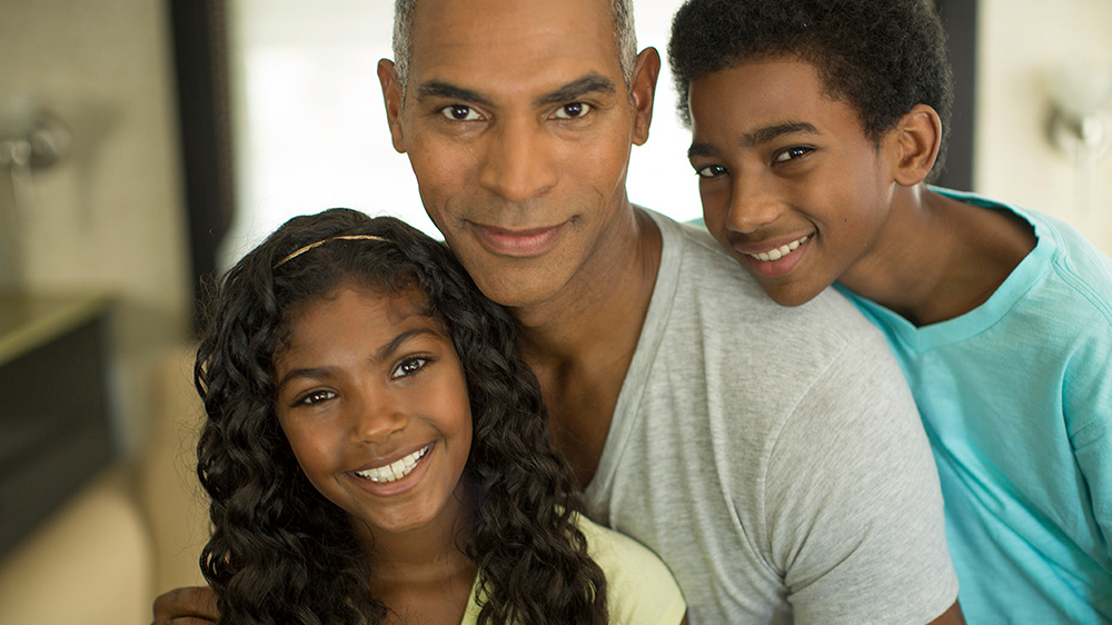 padre con su hijo e hija