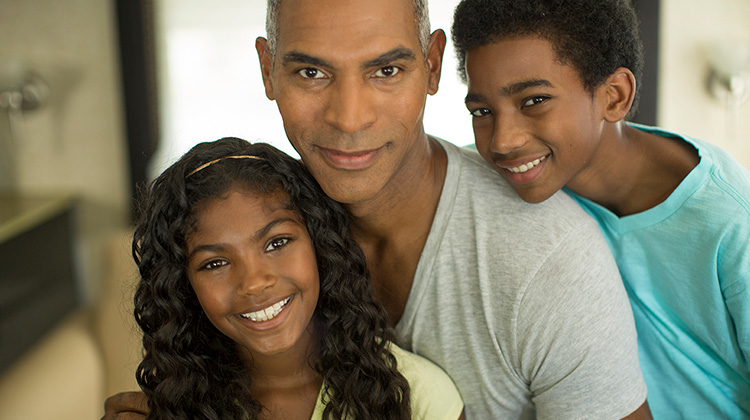 padre con su hijo e hija