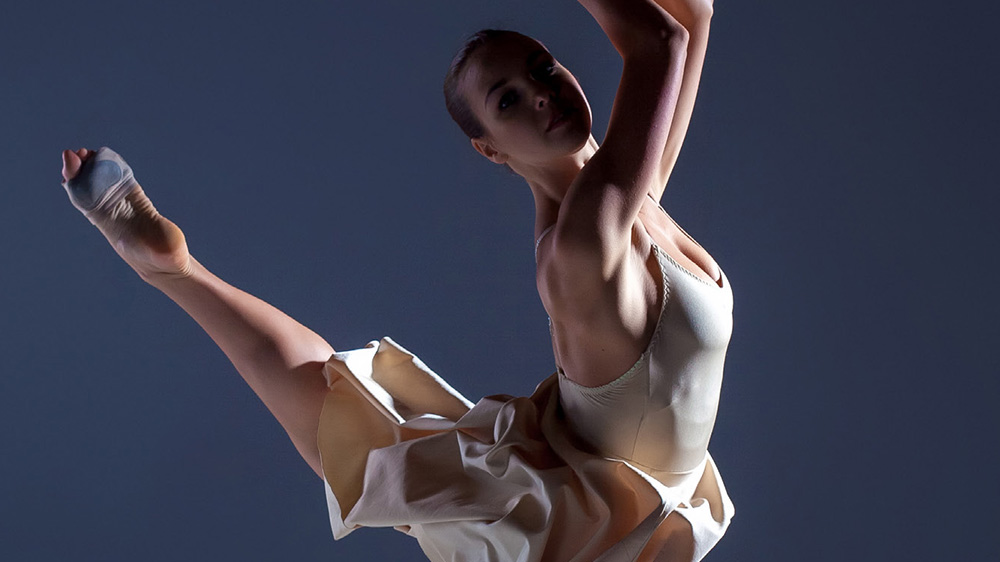 bailarina de ballet en medio salto