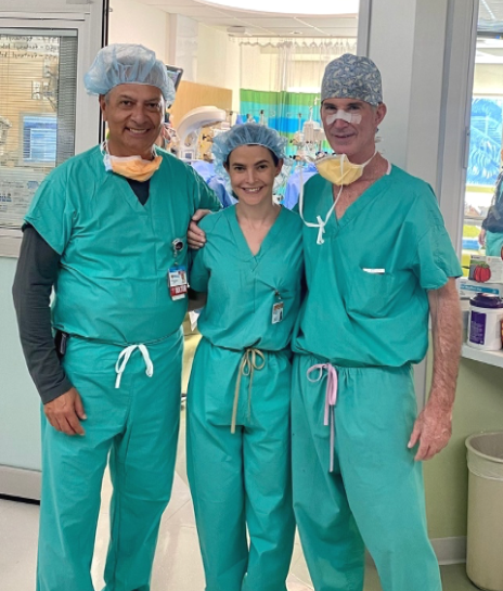 Dra. Bolívar, Dra. Sonia Echevarría y Dr. Burke en su vestimenta quirúrgica verde.