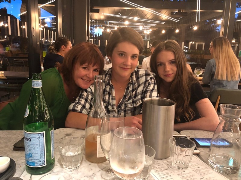 Madeleine con su madre y su hermana