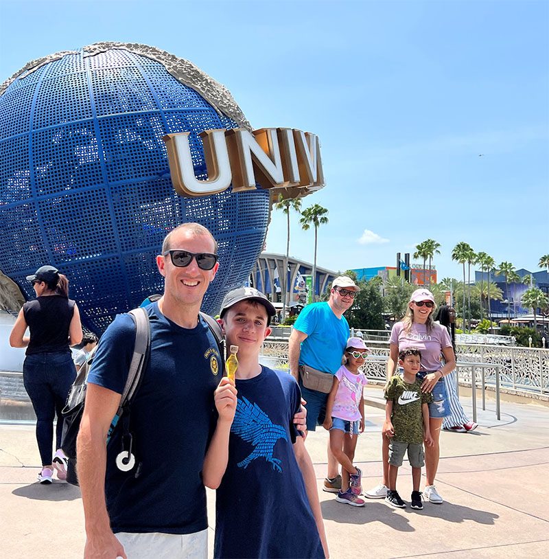 Beckett y su padre en Universal Studios.