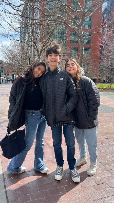 Tomas con sus hermanas