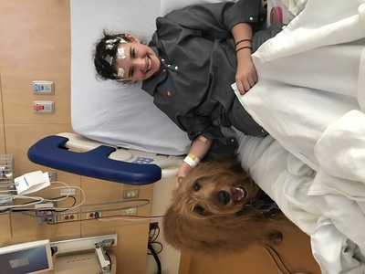 Ella acariciando a un perro de terapia con mascotas