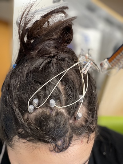 Monitoreo del cerebro de Ella durante las pruebas.