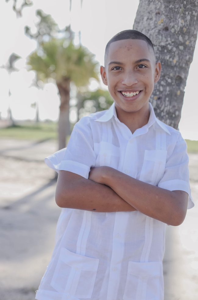 Jacob sonriendo con una camisa blanca con botones