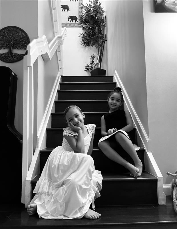 Patients Liv and Eva sitting on the stairs smiling