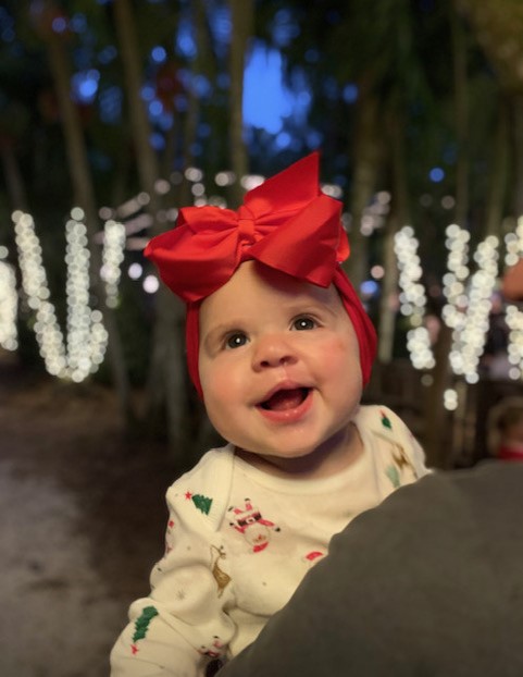 La paciente Michelle después de la cirugía durante la Navidad