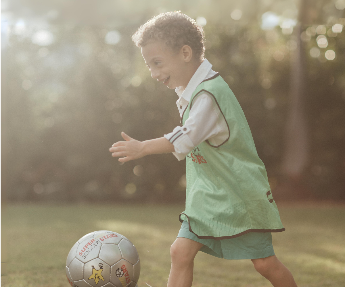 Roberto playing fútbol