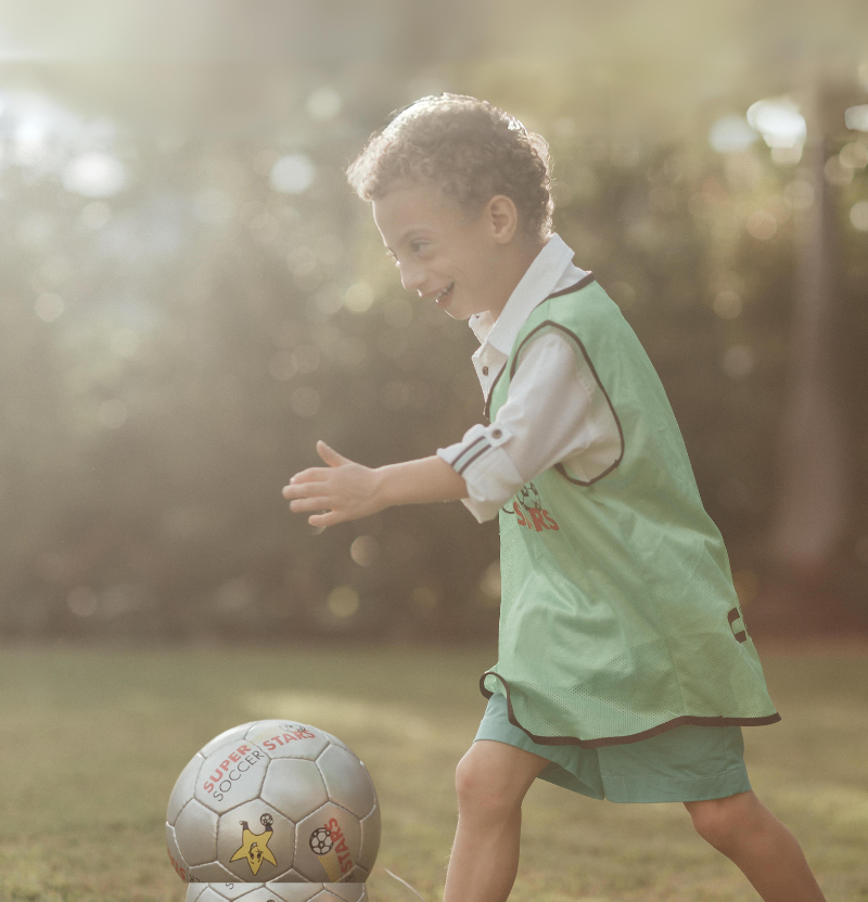 Roberto playing fútbol