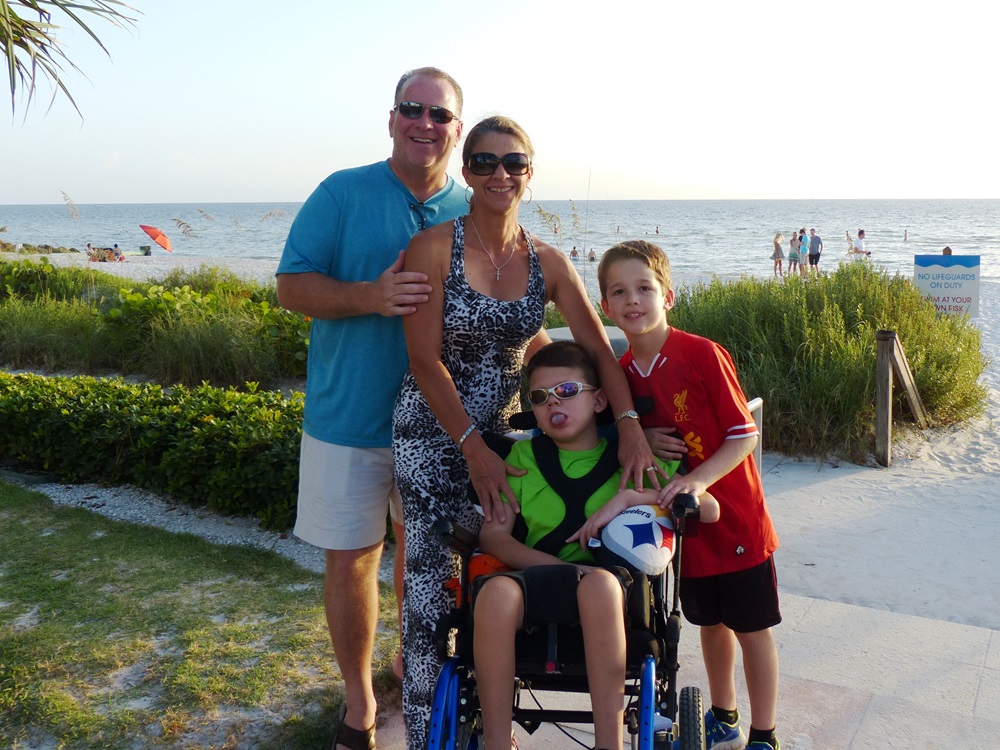 Samuel con sus padres y su hermano en la playa