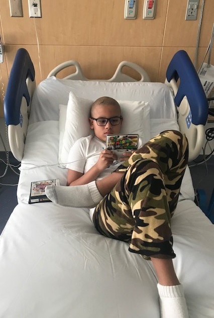 Sebastian jugando con su Nintendo en el hospital.