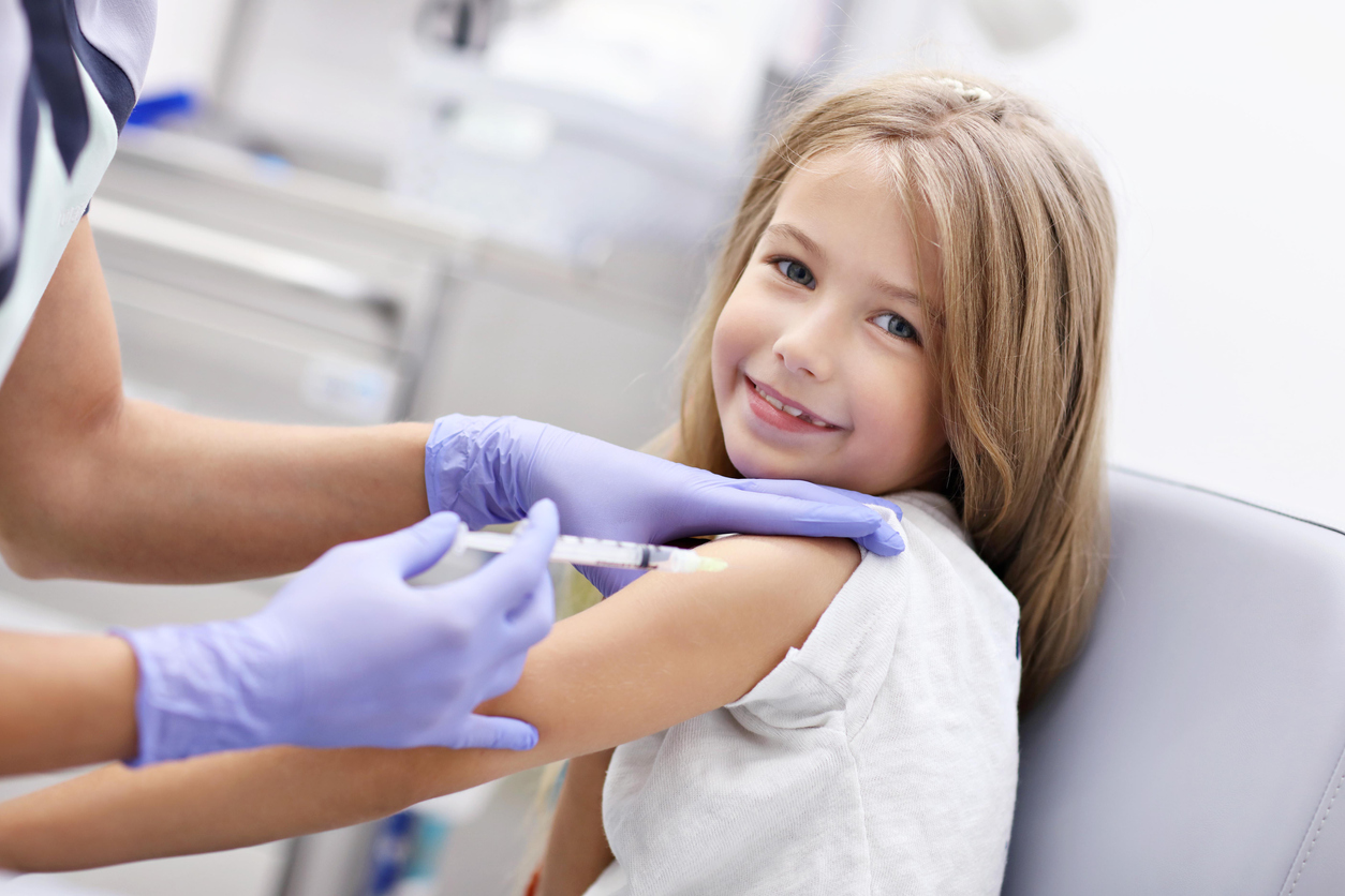 doctora vacuna a una niña