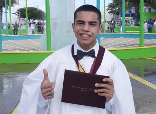 Abraham se graduó de la escuela secundaria