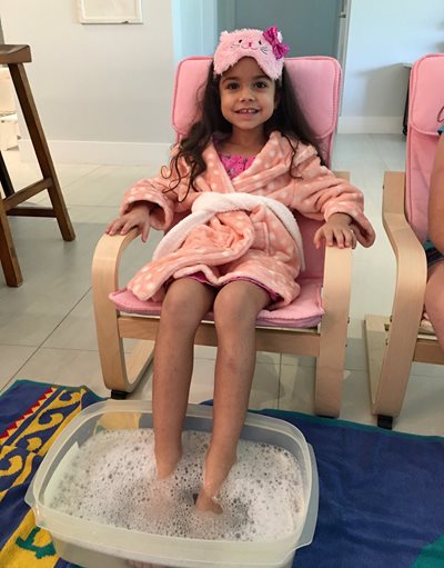 gianna soaking her feet for her pedicure