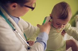 Médico controlando infecciones del oído
