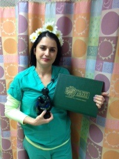 awardee wearing a headband of daisies, daisy award statue, and certificate.